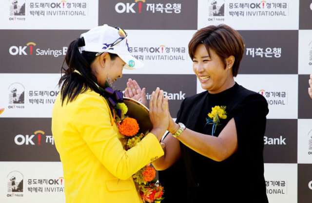 ‘박세리 대회’서 프로 첫승 김아림(왼쪽)이 2018년 KLPGA투어 박세리 인비테이셔널에서 첫 승을 거둔 뒤 대회 호스트인 박세리와 기쁨을 나누고 있다. KLPGA 제공