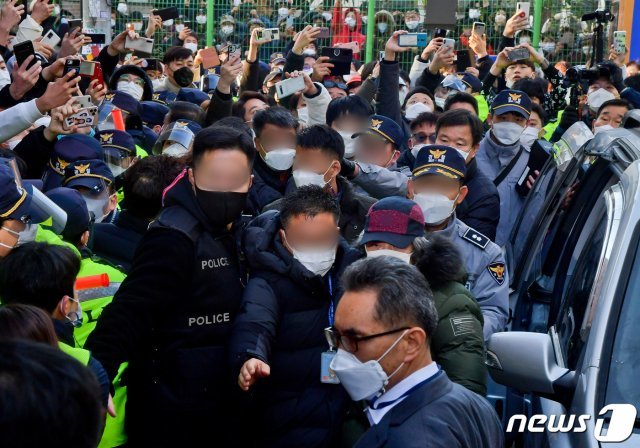 아동 성폭행 혐의로 징역 12년을 복역 후 출소한 조두순(68)이 12일 오전 경기도 안산시내 거주지로 향하고 있다. 2020.12.12/뉴스1 © News1