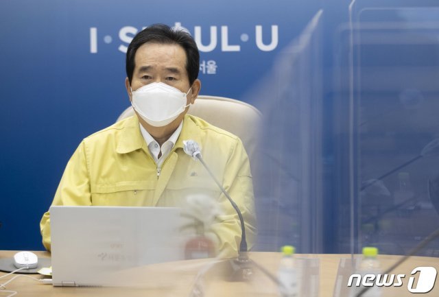 정세균 국무총리가 14일 오전 서울 중구 서울시청에서 열린 코로나19 대응 중앙재난안전대책본부 겸 수도권 상황점검회의에서 모두발언하고 있다.2020.12.14/뉴스1 © News1