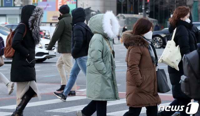 서울 지역 아침 최저기온이 영하 11도를 기록한 16일 오전 서울 종로구 광화문 네거리에서 두꺼운 겨울외투를 챙겨입은 시민들이 출근길 발걸음을 재촉하고 있다. 2020.12.16/뉴스1 © News1