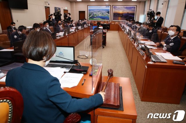 진선미 국토교통위원장이 16일 오후 국회에서 열린 국토교통위원회 전체회의에서 변창흠 국토교통부장관 후보자 인사청문회 실시계획서 채택의 건을 통과시키고 있다. 2020.12.16/뉴스1 © News1