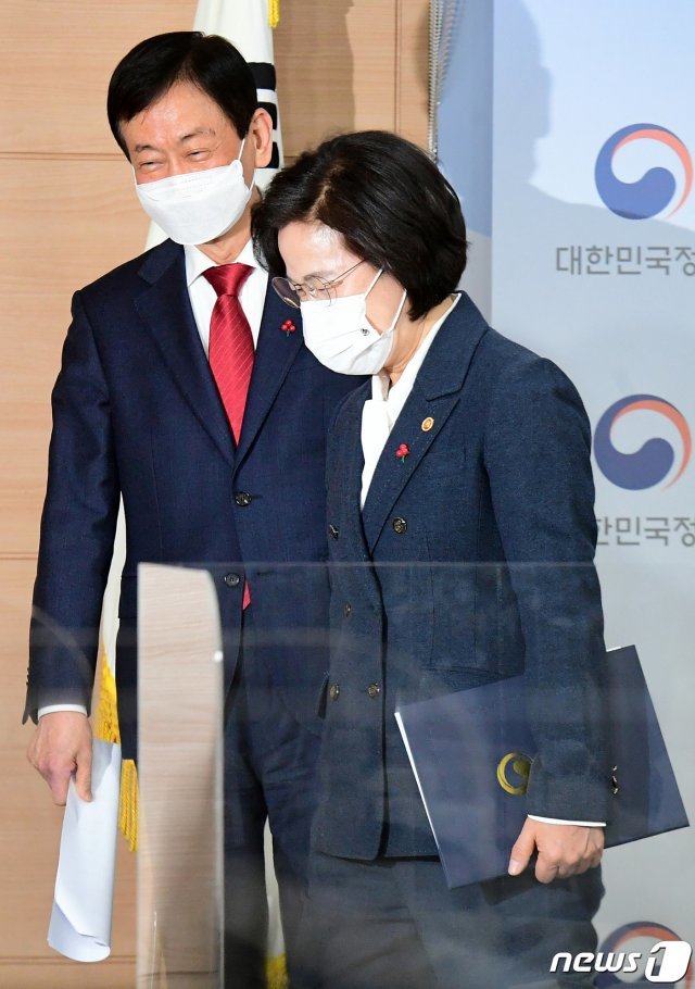 추미애(오른쪽) 법무부 장관. 2020.12.16 © News1 사진공동취재단