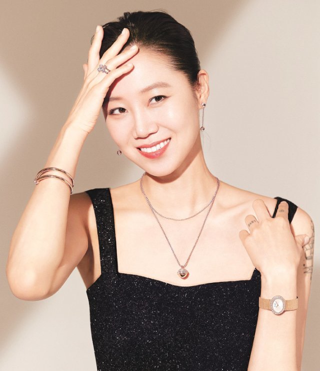 배우 공효진 씨가 피아제의 포제션 이어링을 착용하고 있는 모습. 각 사 제공