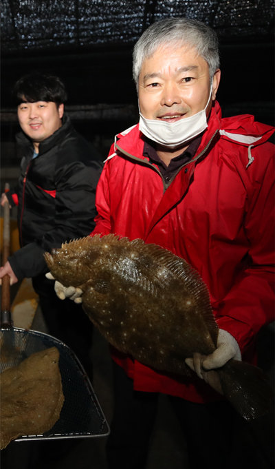 9일 전남 완도군 신지면에 있는 광어 양식업체 금원수산에서 김양곤 전남서부어류양식수협 조합장이 쫄깃쫄깃한 맛을 자랑하는 완도 광어의 인기 비결에 대해 설명하고 있다.