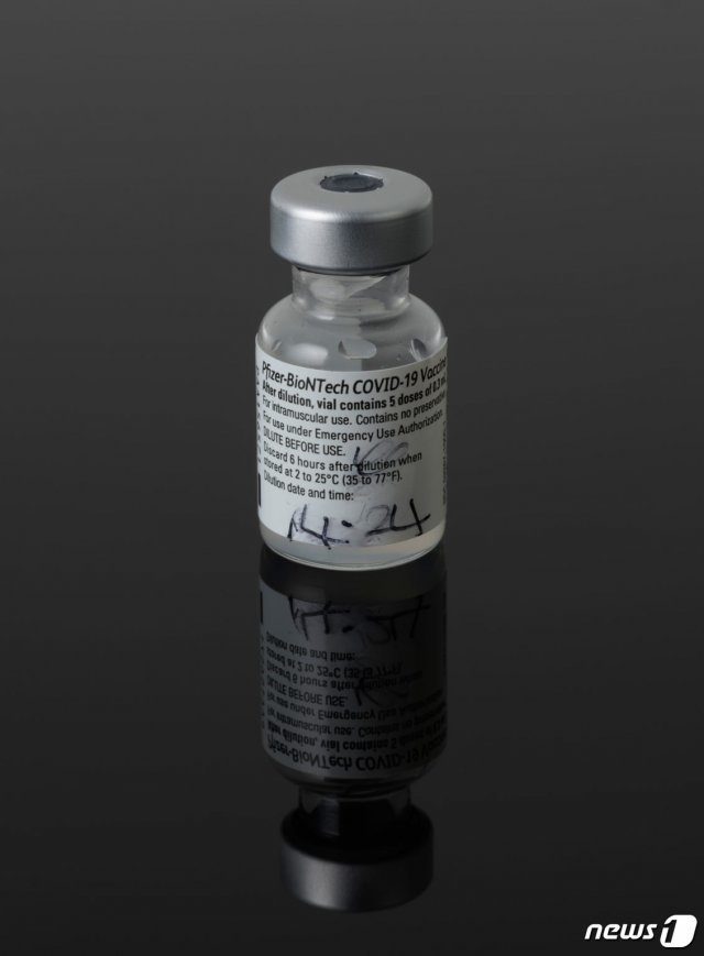영국에서 ‘전 세계 최초’ 코로나19 백신 대량 접종에 사용된 백신 약병 (영국 과학박물관) © 뉴스1