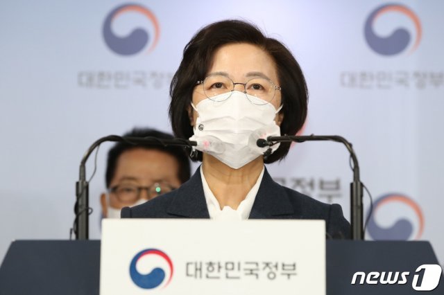 추미애 법무부 장관이 16일 오후 서울 종로구 정부서울청사에서 열린 ‘국정원장·법무부 장관·행정안전부 장관 합동 권력기관 개혁 관련 브리핑’에서 발표하고 있다. 2020.12.16/뉴스1 © News1 사진공동취재단