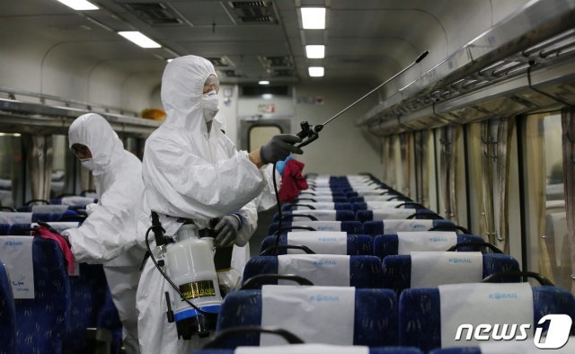 대전역에서 코레일 관계자들이 열차를 소독하고 있다. 2020.1.28/뉴스 1 © News1