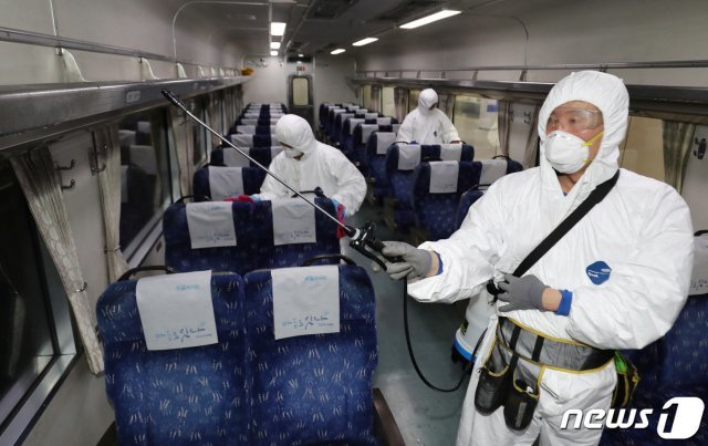 대전역에서 코레일 관계자들이 열차를 소독하고 있다. 2020.1.28/뉴스 1 © News1