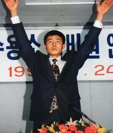 1994년 11월 24일 서울 프레스센터에서 귀순 기자회견을 하고 있는 안명철 씨.