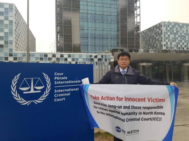 2016년 김정은을 반인도적 범죄 가해자로 신고한 뒤 네덜란드 헤이그 국제형사재판소(ICC) 앞에서 1인 시위를 벌이는 안명철 대표. 안명철 대표 제공