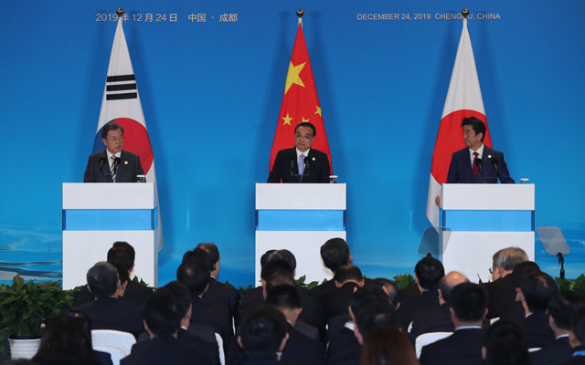 지난해 12월 24일 한중일 정상회담을 마친 문재인 대통령이 쓰촨성 청두 세기성 국제회의센터에서 공동 언론발표를 하고 있다. 왼쪽부터 문재인 대통령, 리커창 중국 총리, 아베 일본 총리. 청와대사진기자단