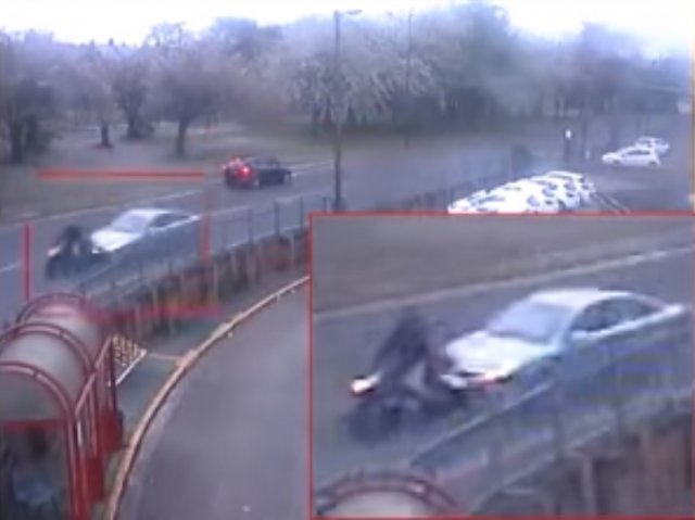 디니소애의 오토바이를 훔친 몰로이 일행과 차량이 추돌하는 순간. 노섬브리아 경찰 페이스북 영상 캡처