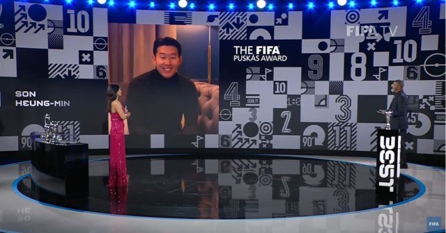 FIFA 푸스카스상 수상 이후 영상 인터뷰를 하고 있는 손흥민의 모습. 오른쪽이 진행자 루드 굴리트. (FIFA TV 캡처) © 뉴스1