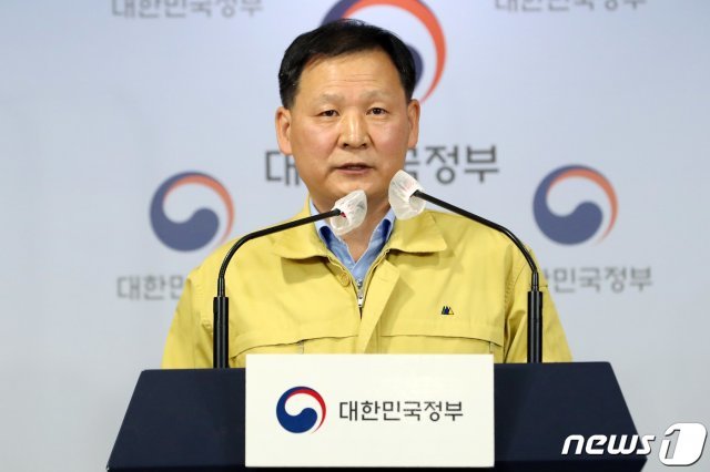 양동교 질병관리청 의료안전예방국장이 18일 오전 서울 종로구 정부서울청사에서 정부의 코로나19 백신 접종계획을 브리핑하고 있다. 2020.12.18/뉴스1 © News1