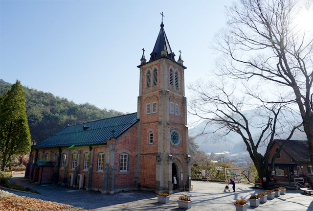 1907년 준공된 횡성 풍수원성당은 한국인 신부가 국내 최초로 지은 성당으로 강원도 최초 성당이기도 하다.