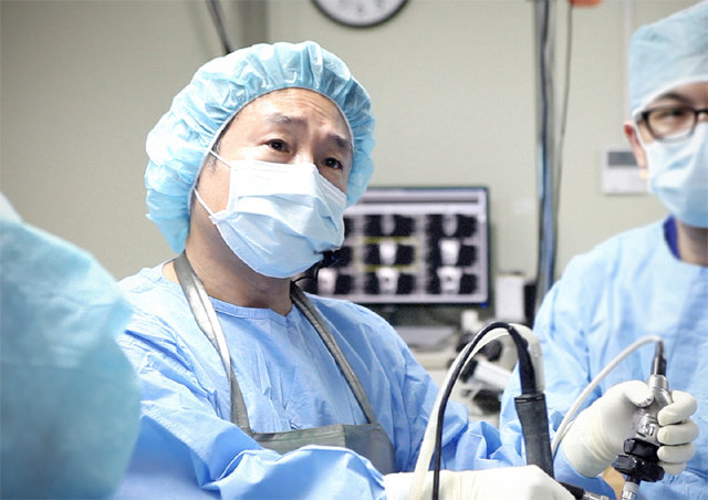 서동원 원장이 관절경을 통해 전방십자인대 재건 수술을 하고 있다. 바른세상병원 제공
