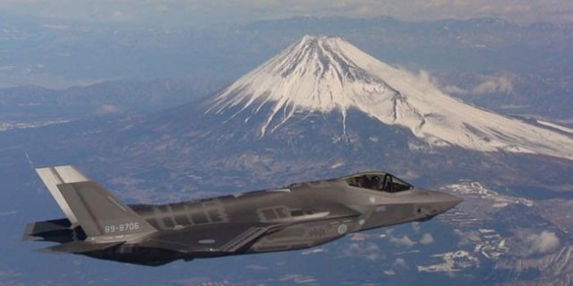 일본 미쓰비시 중공업이 조립한 F-35A가 후지산 인근을 비행하고 있다. JASDF