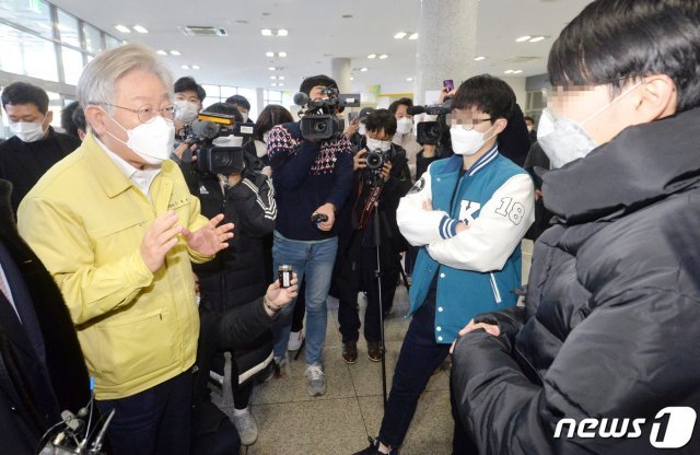 이재명 경기도지사는 19일 “오늘 경기도가 마련한 경기대기숙사 임시숙소에서 마지막 남은 10명의 학생이 퇴실했다. 계절학기 등으로 남아야 하는 학생들은 대체숙소에서 계속 생활하고, 기숙사는 생활치료센터 병상으로 사용된다”면서 이같이 미안한 마음을 전했다./뉴스1 © News1 경기사진공동취재단