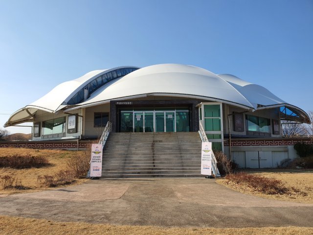 경주 쪽샘지구 44호 고분 발굴 현장. 돔형 지붕 아래에서 현재도 발굴작업이 진행중이다.