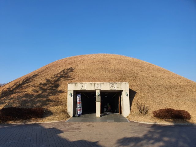 공주 고분과 같은 적석목곽분인 천마총.