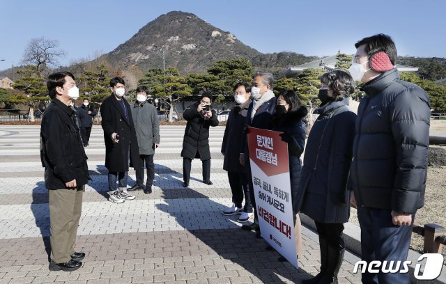 안철수 국민의당 대표가 1일 청와대 분수대 앞에서 릴레이 1인 시위를 하고 있는 국민의힘 강민국(오른쪽부터), 이영, 황보승희, 박진, 김형동 의원을 격려하고 있다. 2020.12.1/뉴스1 © News1