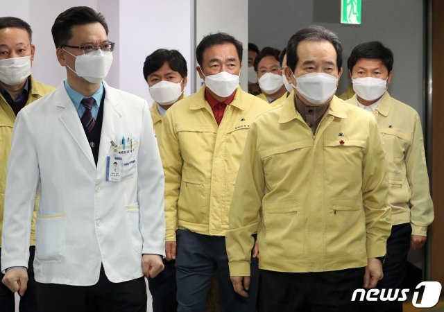 정세균 국무총리가 지난 19일 오전 민간병원 가운데 처음으로 거점 전담병원으로서 병상을 제공하기로 한 경기도 평택시 박애병원을 방문해 김병근 병원장과 이동하고 있다. /뉴스1 © News1