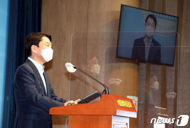 안철수 국민의당 대표가 20일 오전 서울 여의도 국회 소통관에서 기자회견을 갖고 서울시장 보궐선거 출마선언을 하고 있다.  2020.12.20/뉴스1 © News1