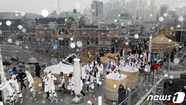 지난 2019년 12월 21일 오후 서울로 7017에서 열린 화이트크리스마스 겨울축제에서 이상한 나라의 엘리스 테마의 거리극·브라질 전통 타악공연 퍼레이드가 펼쳐지고 있다. 2019.12.21/뉴스1 © News1