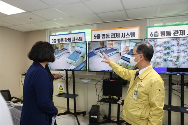 전체 환자를 체크할 수 있는 중앙보훈병원 종합상황실.