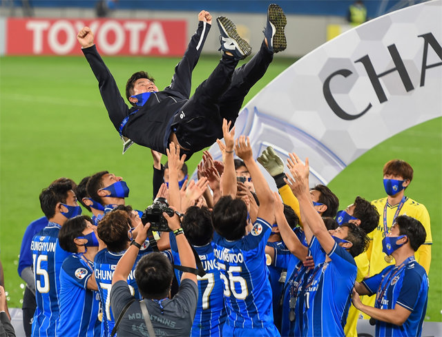 프로축구 울산 선수들이 19일 카타르에서 열린 아시아축구연맹 챔피언스리그에서 이란의 페르세폴리스를 2-1로 꺾고 정상에 오른 뒤 김도훈 감독을 헹가래 치고 있다. 2012년 이 대회 첫 우승 뒤 8년 만에 정상 탈환을 이끈 김 감독은 이 경기를 끝으로 울산과 이별을 고했다. 도하=신화 뉴시스