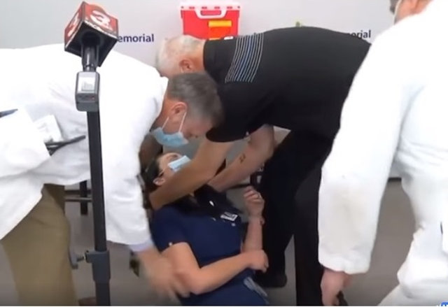 미국 여성 간호사 티퍼니 도버 씨가 17일 코로나19 백신을 접종받은 직후 소감을 말하다가 쓰러져 의료진이 부축하고 있다. 미 테네시주 지역방송 WTVC 캡처