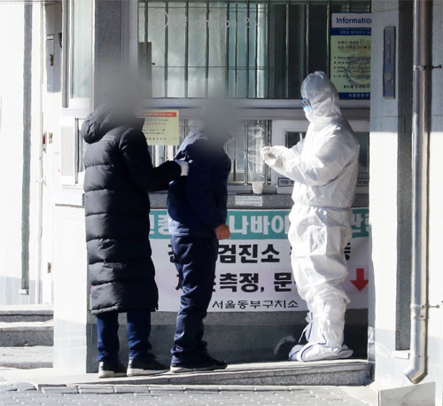 구치소에 마련된 선별검사소 20일 오후 서울 송파구 동부구치소에 마련된 코로나19 임시선별검사소에서 방호복을 입은 의료진이 구치소 관계자들의 검체를 채취하고 있다. 해당 구치소는 지금까지 관련 누적 확진자가 216명으로 늘었다. 뉴시스