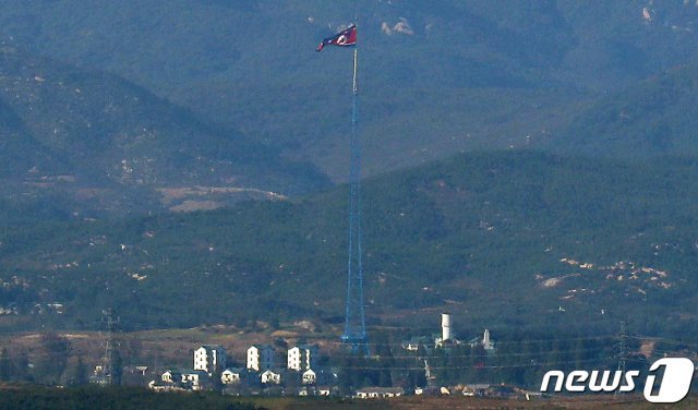 파주시 오두산 통일전망대에서 바라본 북한 기정동 마을에 인공기가 펄럭이고 있다.  © News1