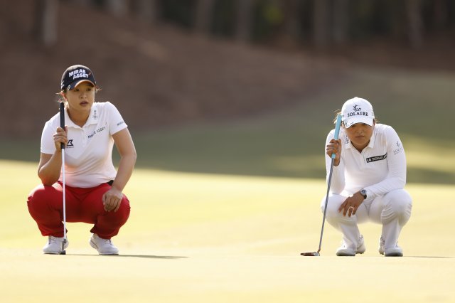 투어챔피언십에서 사흘 연속 같은 조 맞대결 펼친 고진영과 김세영. LPGA 제공