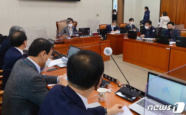 진선미 국토교통위원장이 16일 오후 서울 여의도 국회에서 열린 국토교통위원회 전체회의에서 변창흠 국토교통부 장관 후보자의 인사청문회 실시계획서 채택의 건을 상정하고 있다. 2020.12.16/뉴스1 © News1