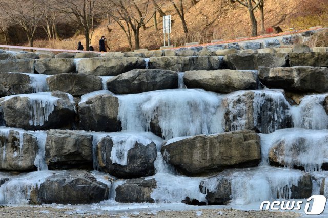 20일 경북 포항시 남구 연일읍 중명생태공원 폭포가 한파에 꽁꽁 얼어있다. 2020.12.20 © News1