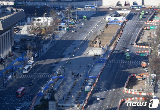 신종 코로나바이러스 감염증(코로나19) 신규 확진자가 5일 연속 1,000명대를 기록하는 등 확산세가 이어지는 20일 오후 서울 종로구 세종대로 일대가 한산하다. 2020.12.20/뉴스1 © News1 사진공동취재단