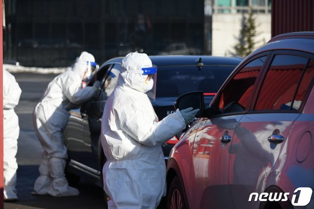 강원 평창 올림픽메달프라자에 설치된 드라이브스루 이동선별진료소.(평창군 제공)