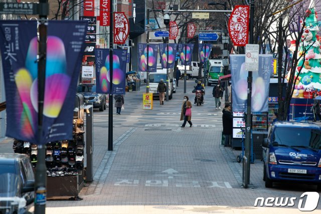 21일 서울 중구 명동거리가 한산하다. 서울, 인천, 경기도는 신종 코로나바이러스 감염증(코로나19) 3차 대유행을 막기 위해 23일 0시부터 새해 3일까지 5인이상 사적 모임을 금지한다. 2020.12.21/뉴스1 © News1