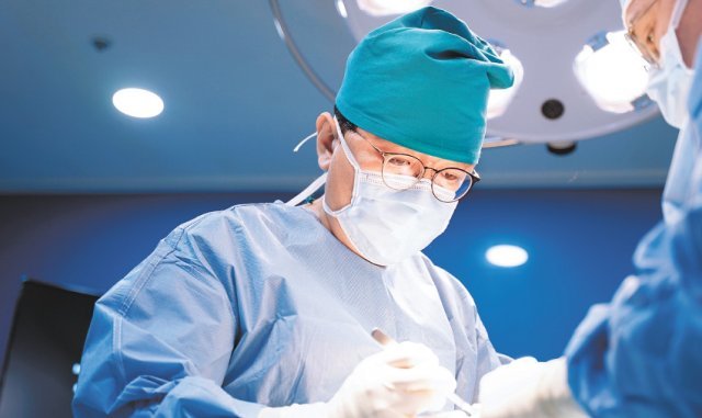 무지외반증 명의, 박의현 연세건우병원장은 학계에서 빠르지만 정밀한 수술을 시행하는 것으로 유명하다. 연세건우병원 제공