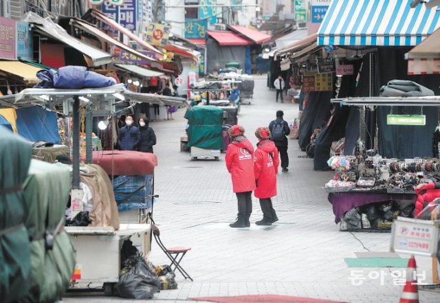 코로나19로 사회적 거리 두기가 강화되면서 연말 특유의 설레고 들뜬 분위기를 좀처럼 찾아볼 수 없다. 사진은 대부분의 점포가 문을 닫은 서울 중구 남대문시장 풍경. 동아일보DB