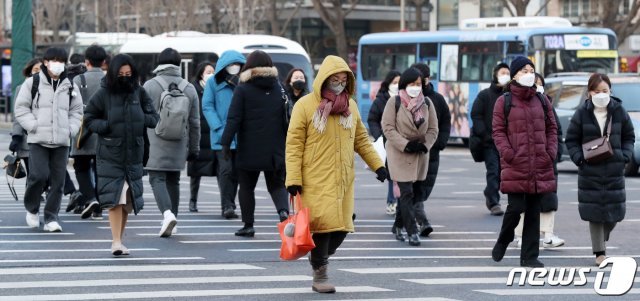 일년 중 밤이 가장 긴 절기인 동지(冬至)를 맞은 21일 오전 서울 종로구 광화문 네거리에서 두꺼운 겨울옷을 챙겨입은 시민들이 출근길 발걸음을 재촉하고 있다. 이날 서울 지역 아침 최저기온은 영하 6도를 기록했다. 2020.12.21 © News1