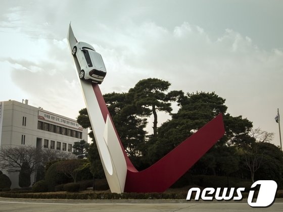 쏘울 차량 설치한 광주공장의 정문 상징 조형 물 비욘드 모빌리티.(기아자동차 제공) /© News1