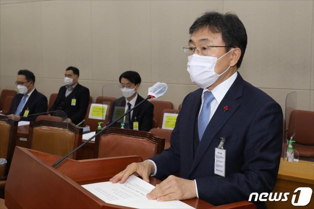 권덕철 보건복지부 장관 후보자가 22일 오전 서울 여의도 국회에서 열린 인사청문회에서 모두발언을 하고 있다. 2020.12.22/뉴스1 © News1