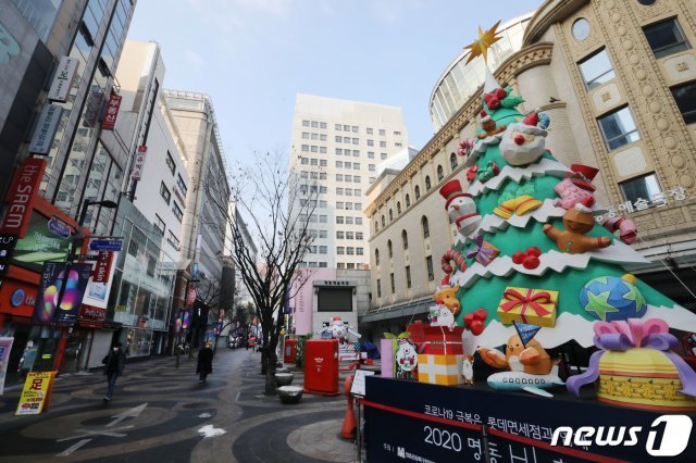 단순 모임을 비롯해 친구들과 함께 하는 겨울여행, 송년회 등이 모두 금지된다. 이를 어길 경우에는 최대 300만원의 과태료가 부과된다. 2020.12.22/뉴스1 © News1