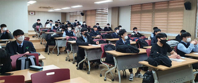 충남대가 지난달 대전의 한 고교에서 법 진로특강을 개설해 학생들을 대상으로 기초 법률지식과 법률인 업무에 대해 설명하고 있다. 충남대 제공