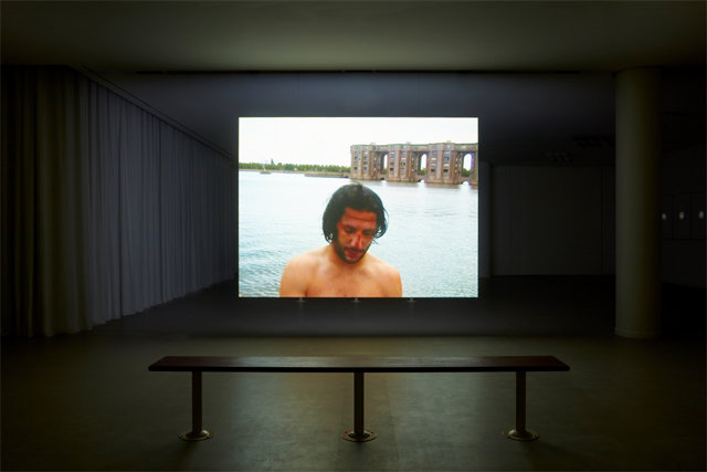 국립현대미술관에 소장하고 있는 시프리앙 가이야르의 초기 영상 작품 ‘호수 아치(The Lake Arches)’(2007년). 에르메스 재단 제공