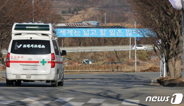 보령시보건소 차량이 아주자동차대학을 나가고 있다. 2020.12.15/© 뉴스1