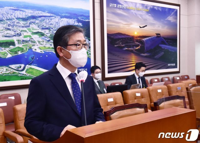 막말·낙하산 채용 특혜 논란에 휩싸인 변창흠 장관 후보자가 23일 오전 서울 여의도 국회에서 열린 국토교통위원회 국토교통부장관 인사청문회에서 인사말을 하고 있다. 2020.12.23/뉴스1 © News1