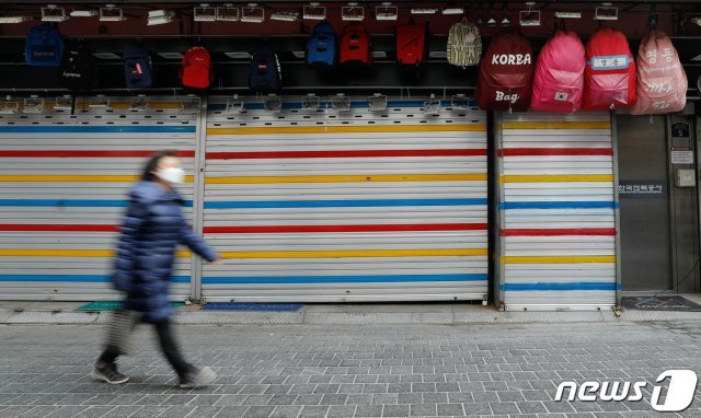 ‘’5인 이상 모임 제한‘’ 첫날인 23일 서울 중구 명동거리가 한산하다. 이날부터 5인 이상 집합금지 및 다중이용시설 출입이 제한되는 ‘’연말연시 특별방역 강화대책‘’이 실시된다. 서울시는 연이은 사회적 거리두기 조정에 이러한 조치까지 더해지면서 소상공인과 자영업자들이 폐업 위기에 내몰리자 집합금지·영업제한이 이뤄진 총 20여만개소를 대상으로 총 9000억원 규모의 긴급 지원에 나서기로 했다. 2020.12.23/뉴스1 (서울=뉴스1)